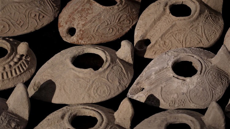Lamparinas do século IX d.C. encontradas na Gruta de Salomé