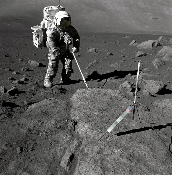 Astronauta Harrison Schmitt  coleta amostras do solo lunar 