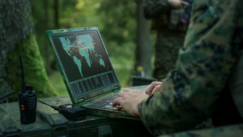 Soldado usando laptop durante operação