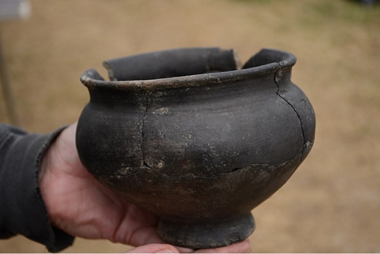 Cerâmica encontrada em poço da morte da Idade do Ferro