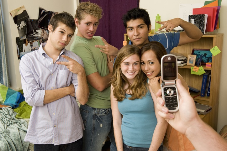 Jovens tirando foto com celular flip