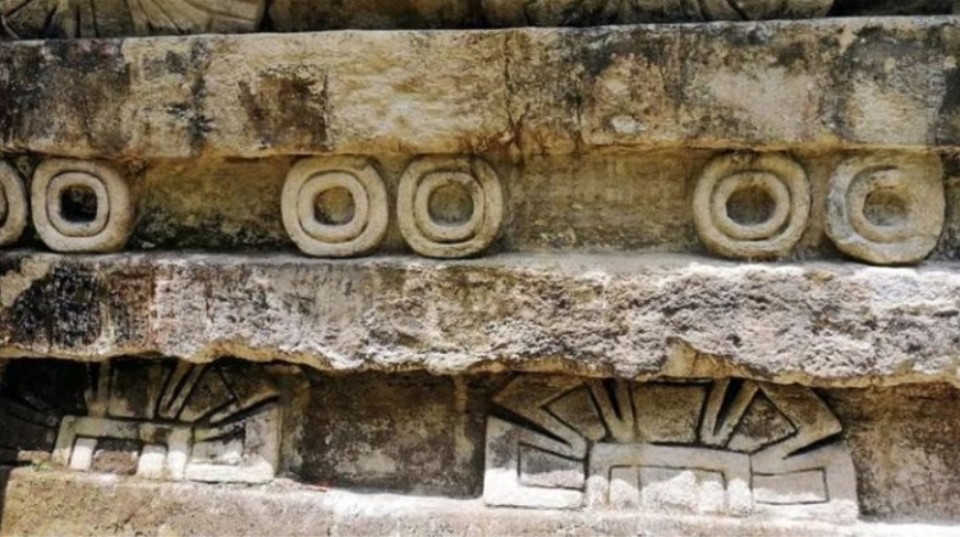 Arte geométrica em pedra na cidade de Tikal