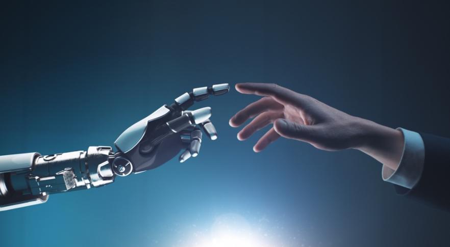 Mão robótica toca mão humana