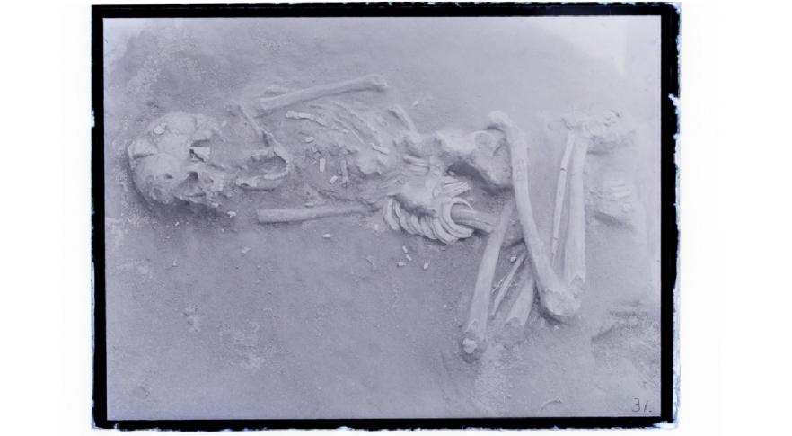 Esqueleto encontrado em sepultura do Povo Hirota