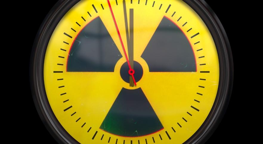 Relógio com símbolo de risco nuclear