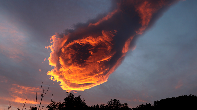 Fotógrafo registra estranha formação no céu, apelidada de Mão de Deus-0