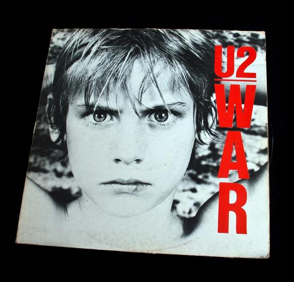 Banda U2 lança o álbum War-0
