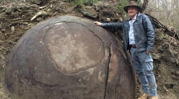 Misteriosa esfera gigante é achada em floresta-0