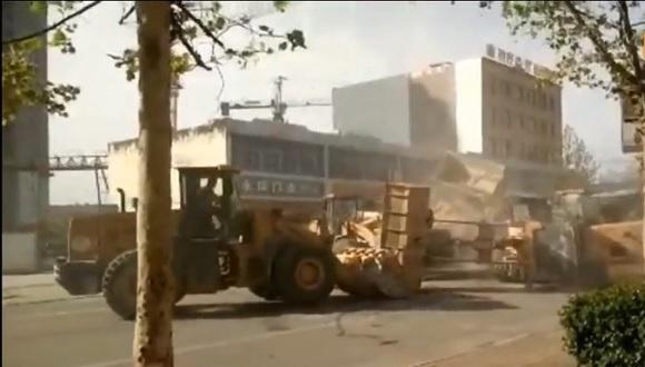 Briga de escavadeiras no meio da rua causa confusão na China-0