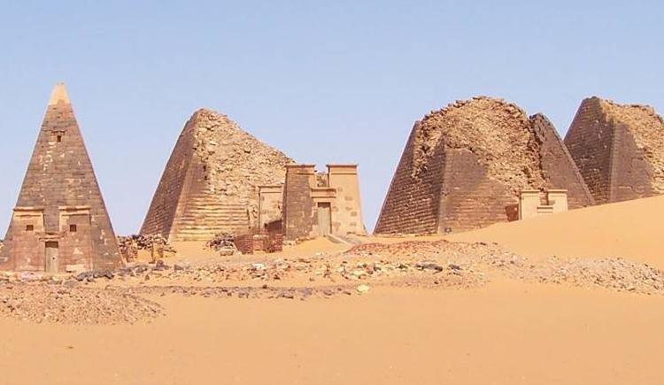Conheça o médico que destruiu 40 pirâmides egípcias para realizar sua ambição-0