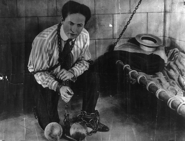 Mestre ilusionista Harry Houdini faz sua última apresentação-0
