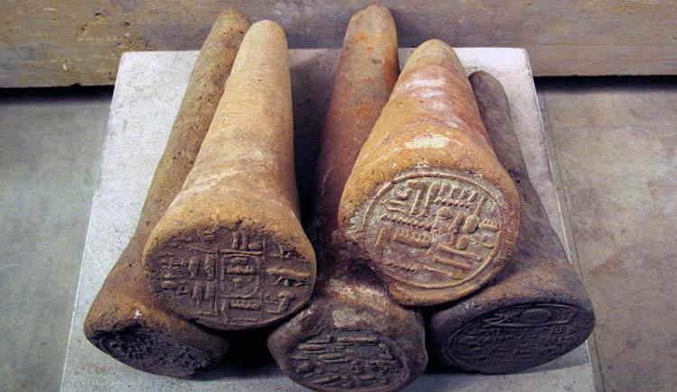 Mais de 100 cones de argila são encontrados ao lado de múmia egípcia-0