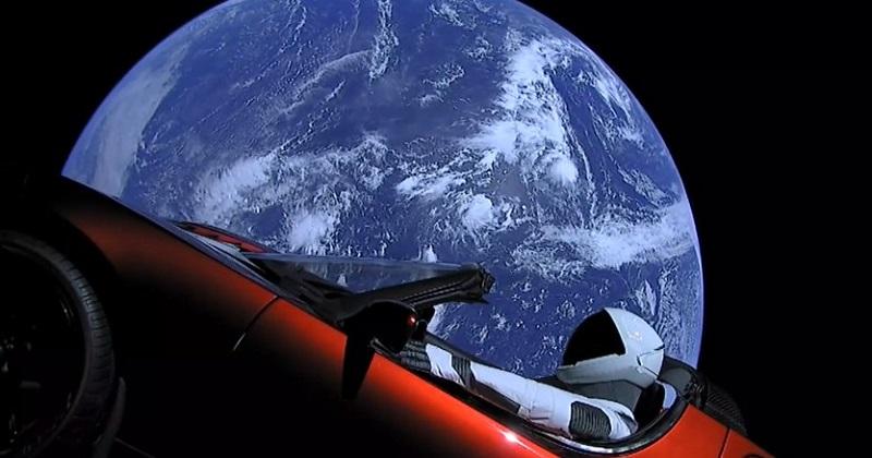 Carro da Tesla já circula pela grande estrada do espaço sideral-0