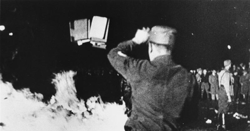 Nazistas promovem queima de livros considerados subversivos pelo regime-0