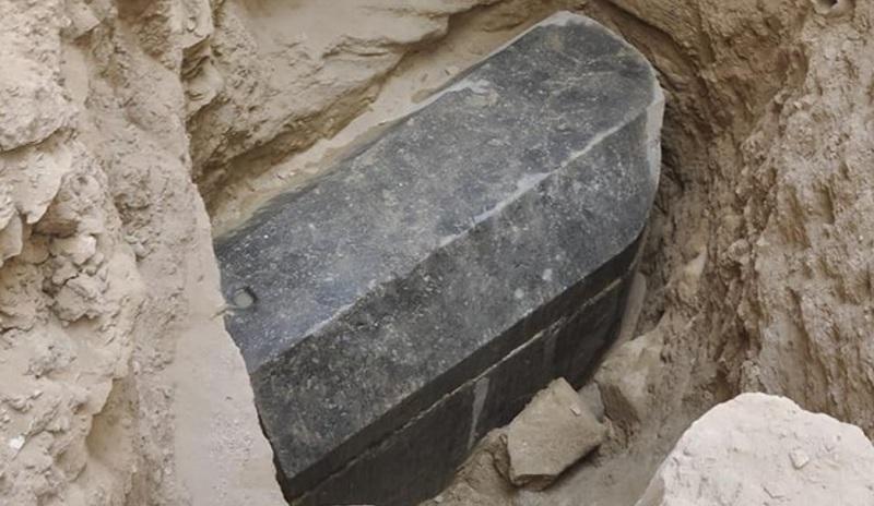 Misterioso sarcófago de granito negro é encontrado no Egito-0