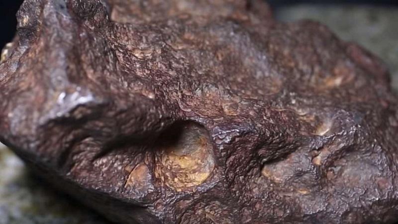 Homem descobre que usava meteorito de 100 mil dólares como peso de porta-0