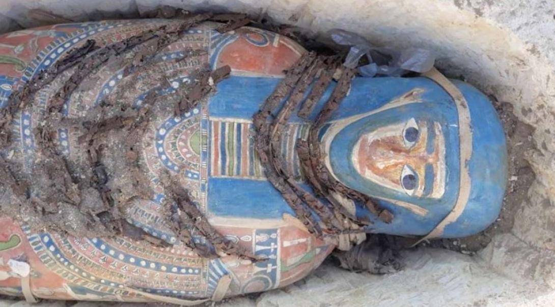 Arqueólogos encontram uma dúzia de sarcófagos em tumbas diferentes no Egito-0