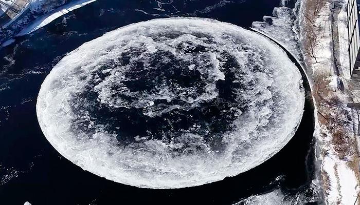 Gigantesco disco de gelo chama a atenção em rio nos Estados Unidos-0
