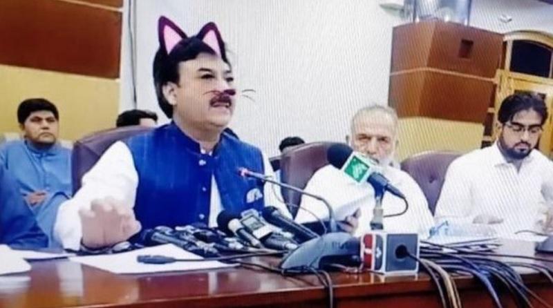Filtro de gatinho é acionado durante coletiva de político no Paquistão-0