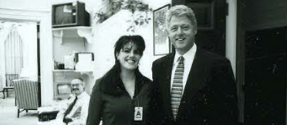 Estagiária Monica Lewinsky entrega vestido de encontro amoroso com Bill Clinton -0