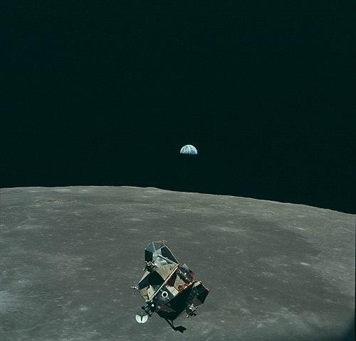 Orbiter 1 tira a primeira fotografia da Terra da órbita da Lua-0