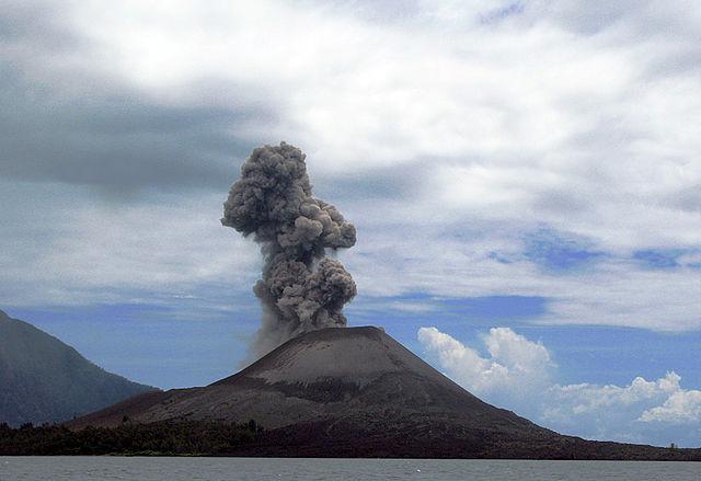 Explosão de vulcão faz desaparecer a ilha de Krakatoa, na Indonésia -0