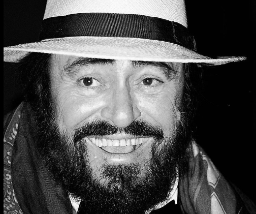 Nasce o tenor Luciano Pavarotti, que popularizou a ópera-0
