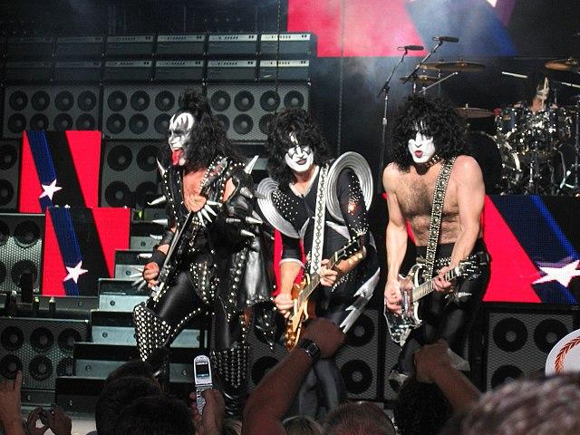 Kiss lança o álbum Hotter Than Hell-0