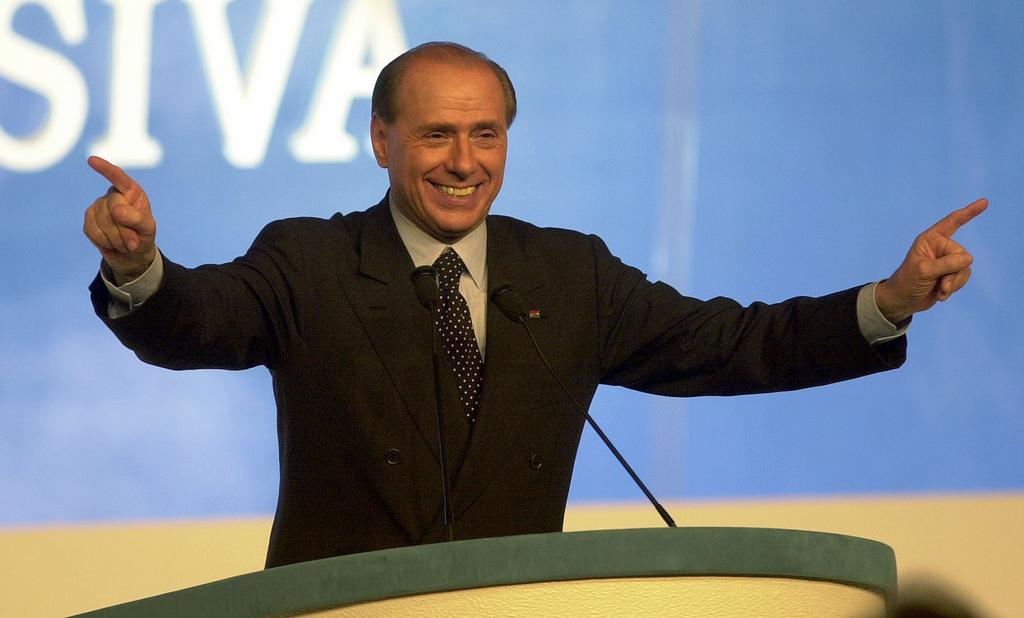 Silvio Berlusconi renuncia ao cargo de primeiro-ministro da Itália-0