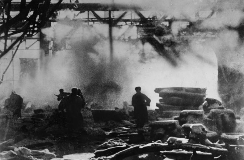 Soviéticos cercam alemães em Stalingrado-0