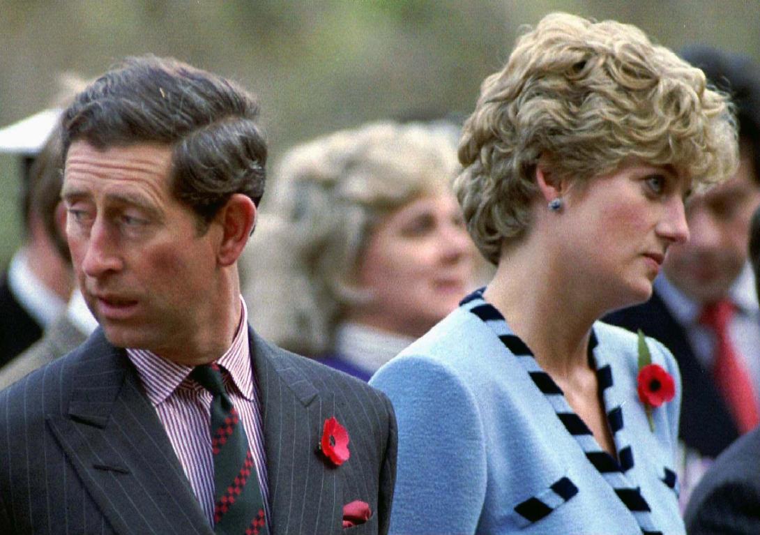 Príncipe Charles e princesa Diana se divorciam-0