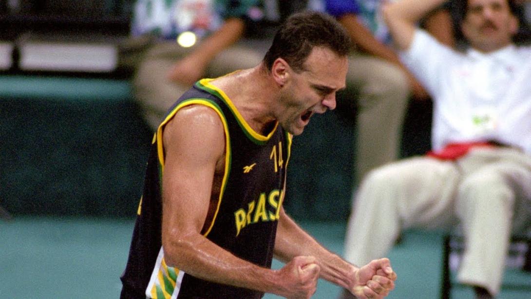 Nasce Oscar Schmidt, o mão santa do basquete brasileiro-0