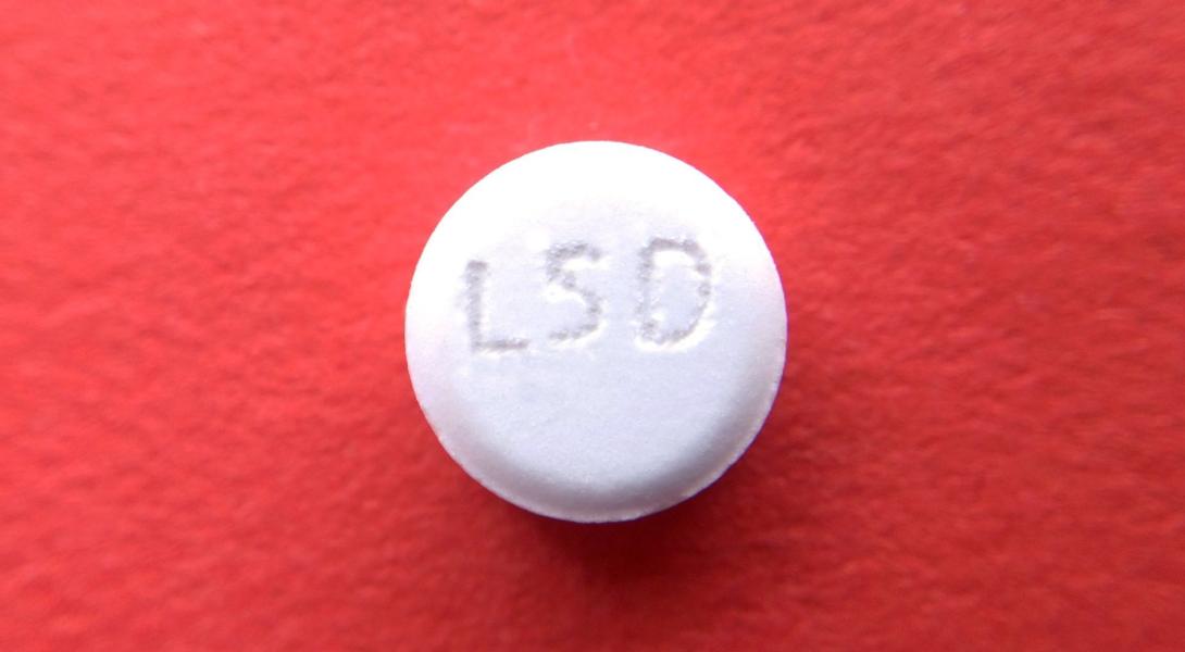 Químico suíço ingere LSD e descobre seus efeitos alucinógenos-0
