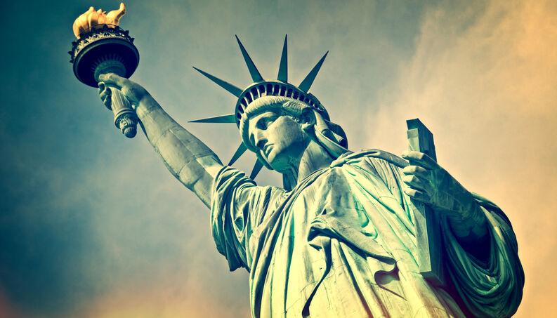 A Estátua da Liberdade chega ao Porto de Nova York-0