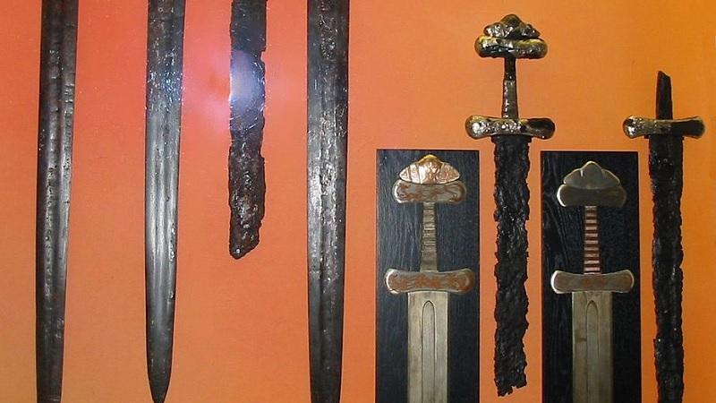 Encontradas centenas de espadas vikings quebradas na Estônia-0