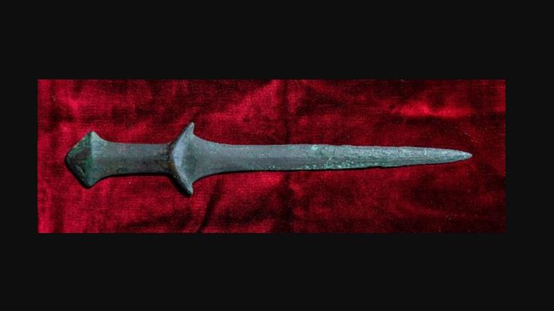 "Espada mais antiga do mundo" é descoberta em mosteiro na Itália-0