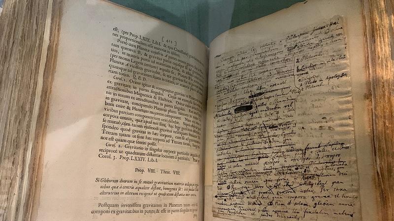Cópia rara da 1ª edição do livro mais importante de Isaac Newton é encontrada na França-0