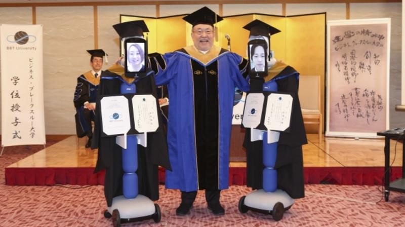 Devido à quarentena, estudantes são diplomados por meio de robôs em formatura no Japão-0