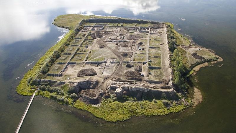 Arqueólogos desvendam mistério sobre estranhas ruínas em ilha da Sibéria-0