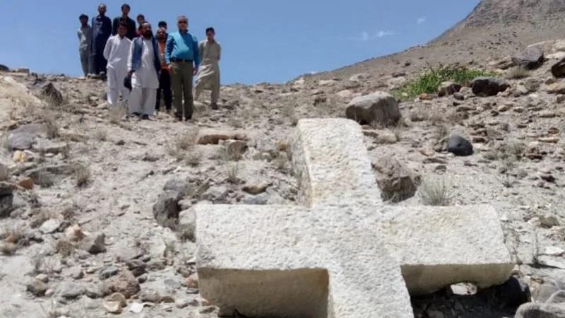 Misteriosa cruz antiga de três toneladas é encontrada no Paquistão-0