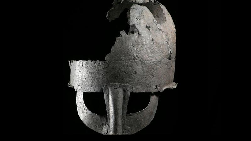 Artefato encontrado no esgoto por operários é o primeiro capacete viking na Grã-Bretanha-0