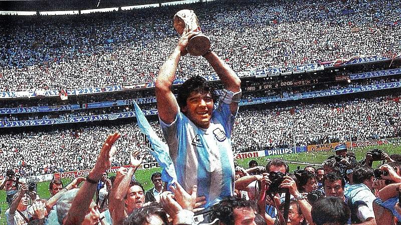 Morre Diego Maradona, uma das maiores lendas da história do futebol, aos 60 anos-0