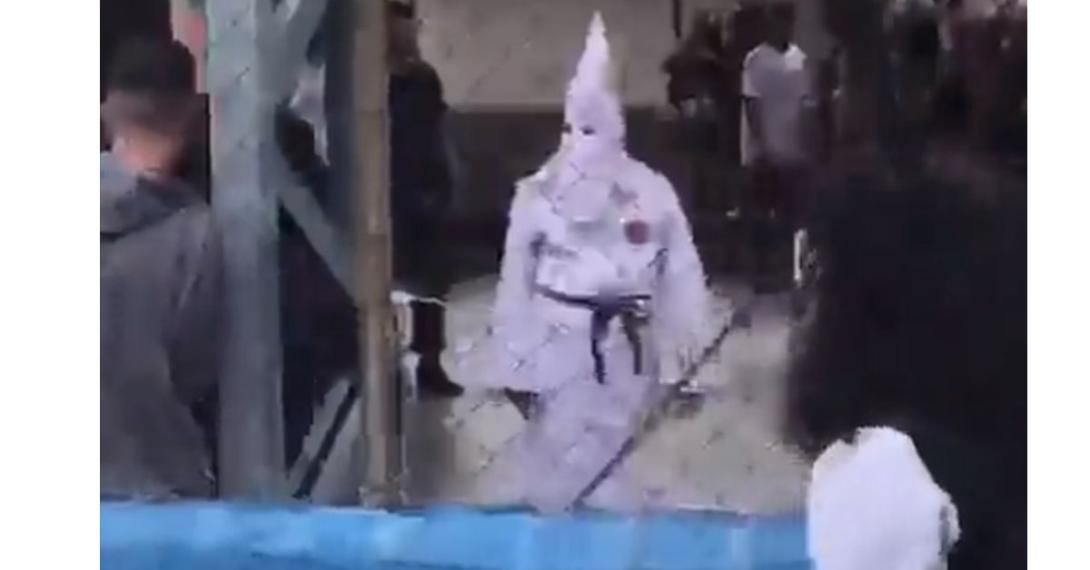 Professor é afastado de escola por usar traje da Ku Klux Klan em São Paulo-0