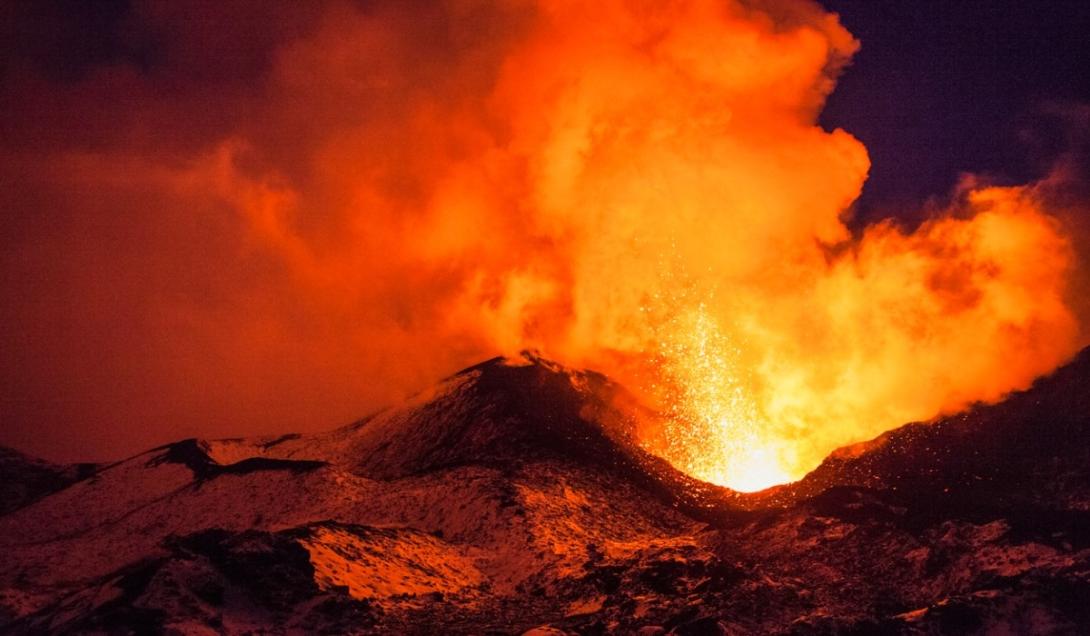 O maior vulcão ativo do mundo entrou em erupção (IMAGENS)-0