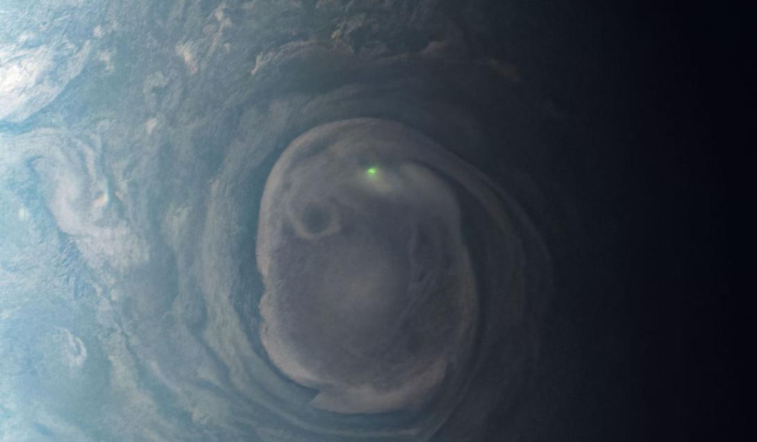 Sonda da NASA registra impressionante brilho verde em Júpiter -0
