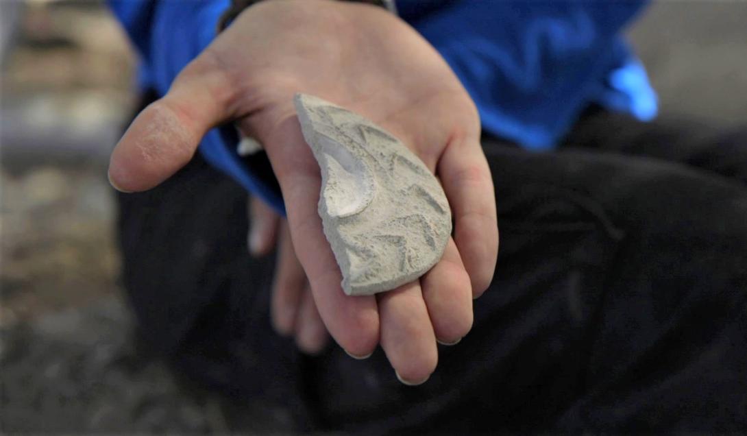Adolescente encontra "espelho mágico" de 1.500 anos durante atividade escolar em Israel-0