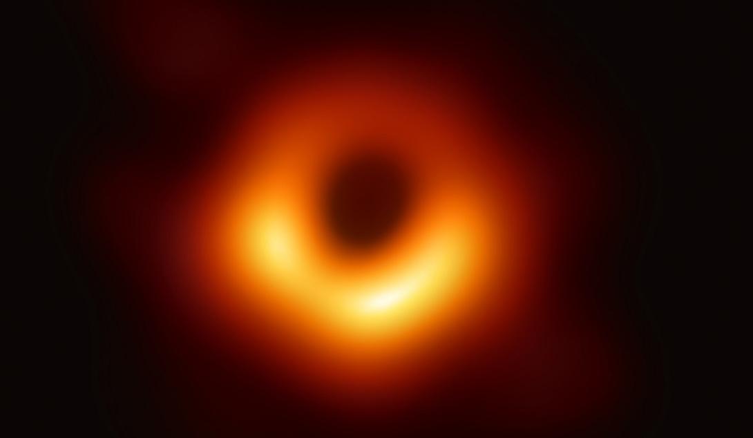 Pesquisadores confirmam que 1º buraco negro a ser fotografado está girando-0