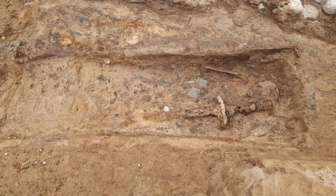 Encontrado o esqueleto de um “gigante” medieval enterrado com sua espada na Suécia-0