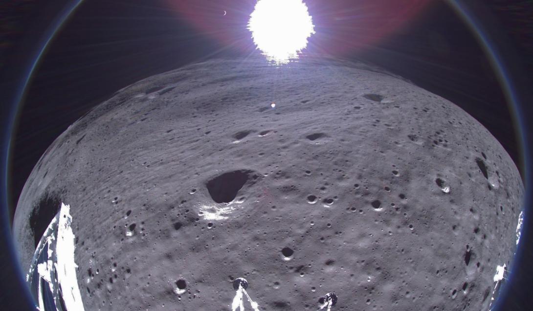 1º módulo lunar dos EUA em 50 anos manda foto de despedida antes de ser desativado-0