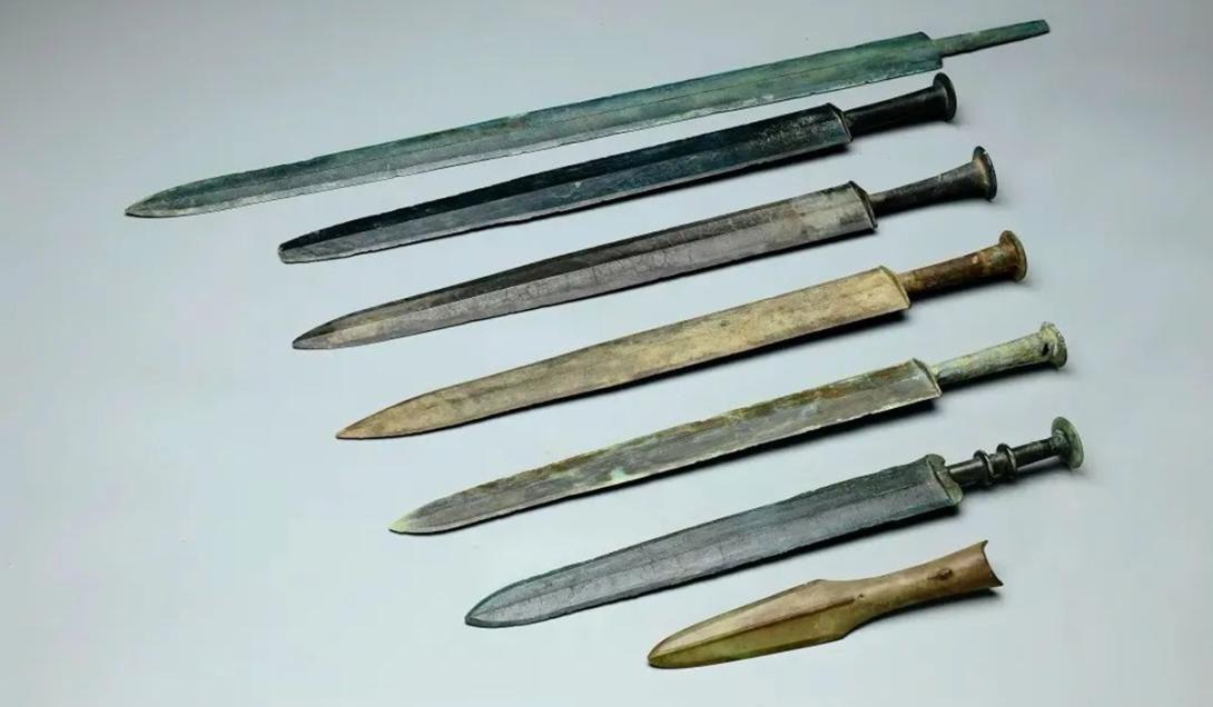 Espadas e carruagem de 2.200 anos são encontradas em tumbas na China-0